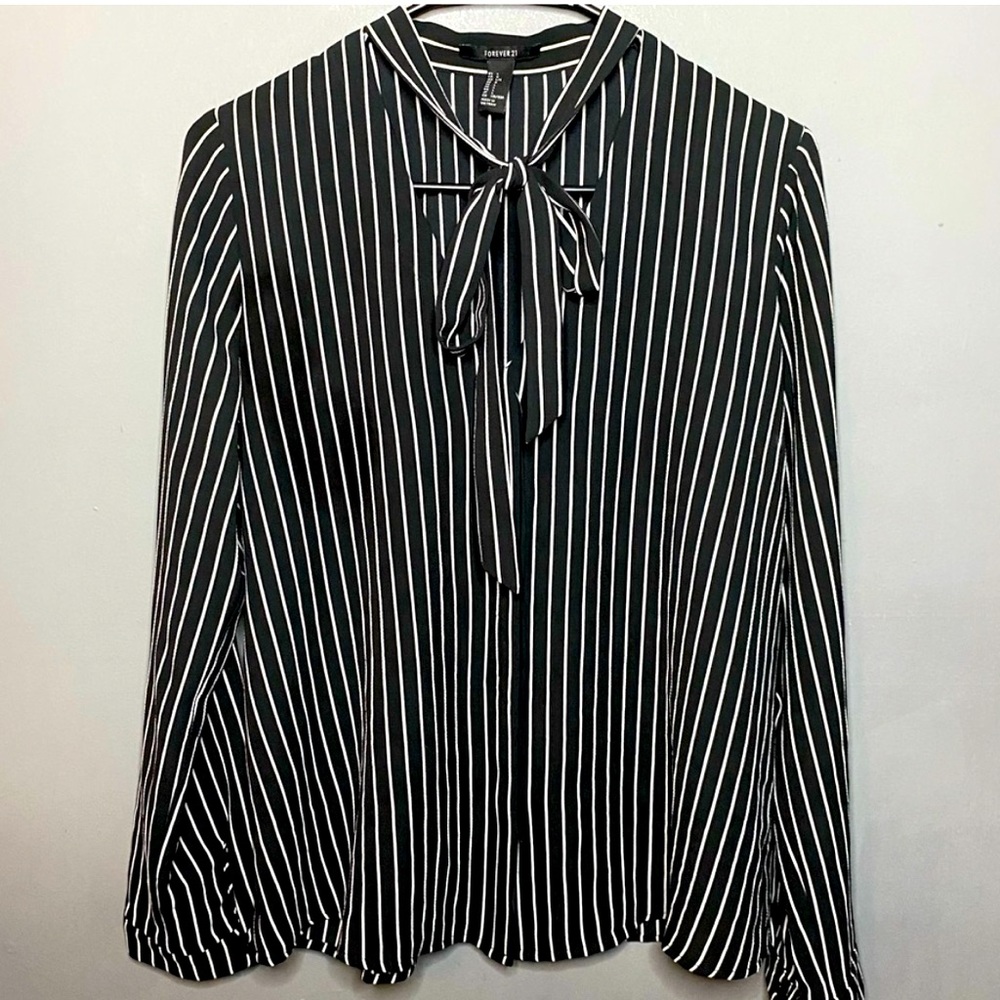 Chic blouse with neck tie